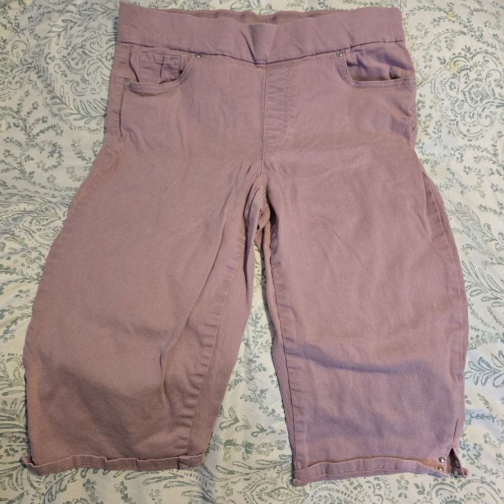 Avery Womens Lavender Capri Shorts